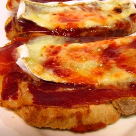 Tostas de pan tumaca con queso de Arzúa y jamón ibérico